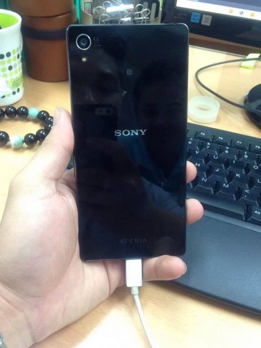 Флагман sony xperia z4 на "живых" фото со всех сторон