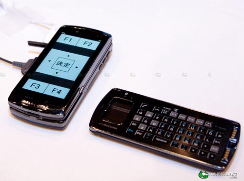 Fujitsu f-04b – телефон с отделяемым сенсорным дисплеем и проектором