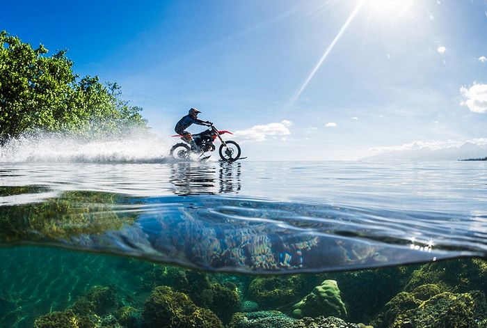 Первый мотогидроцикл – по воде аки посуху