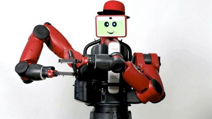 Робот и человек работают рука об руку